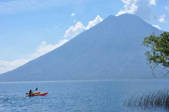Os caiaques são muito populares na Laguna Atitlán, na Guatemala. Ao fundo, o vulcão San Pedro